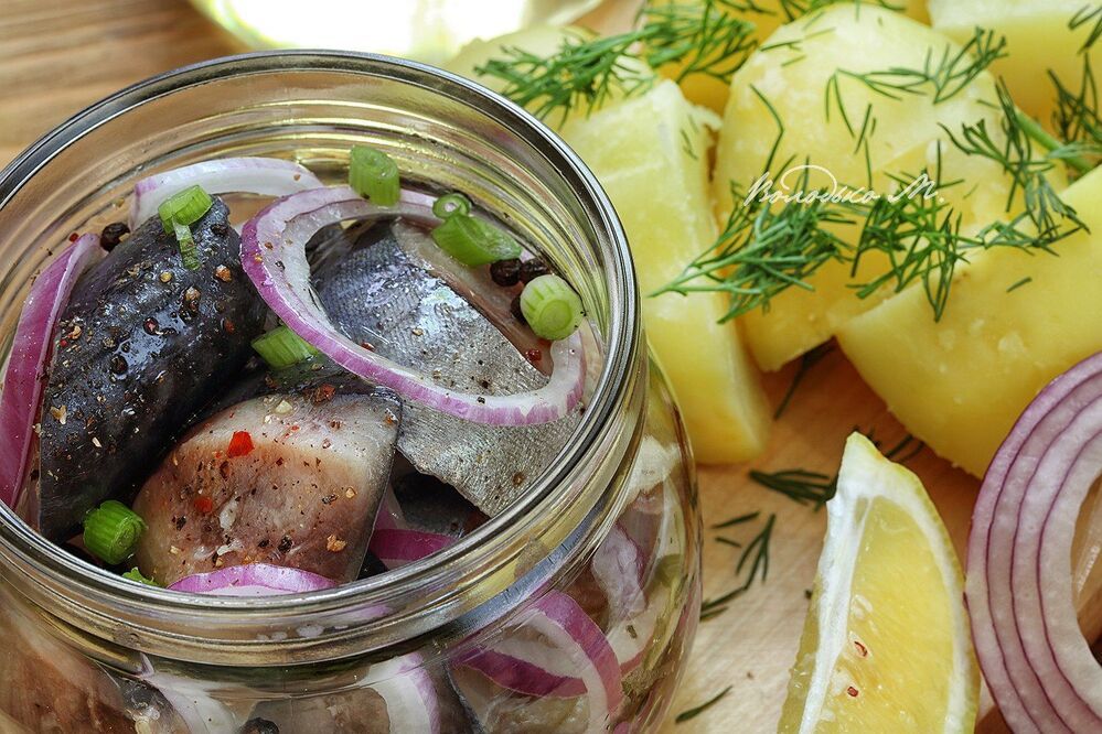Маринованная скумбрия с молодым картофелем и  пивом