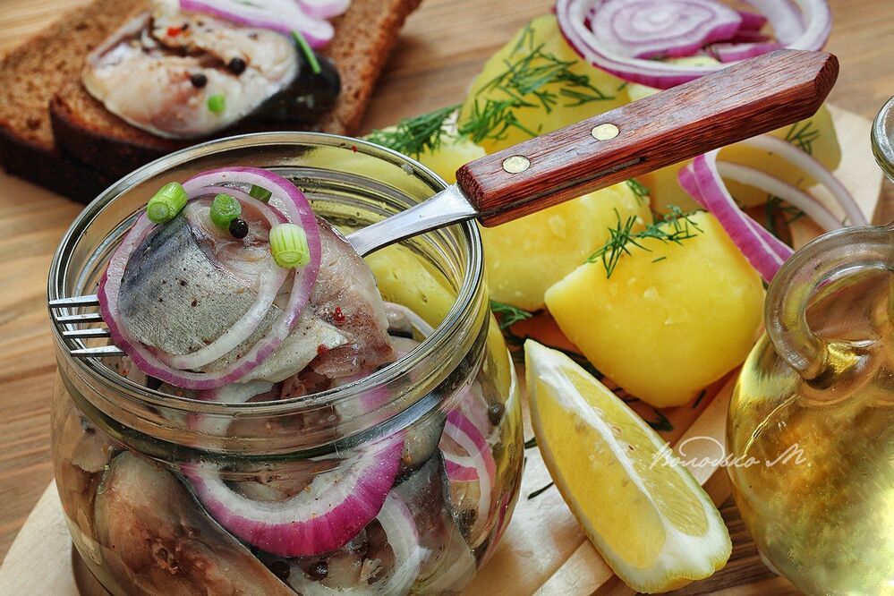 Маринованная скумбрия с молодым картофелем и  пивом