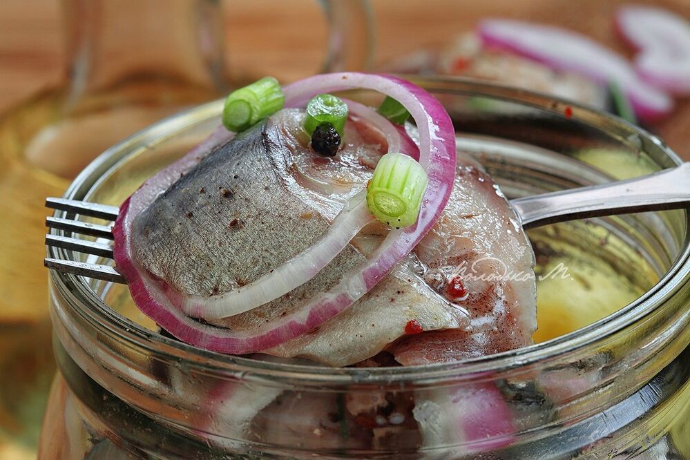 Маринованная скумбрия с молодым картофелем и  пивом