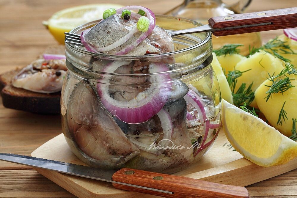 Маринованная скумбрия с молодым картофелем и  пивом
