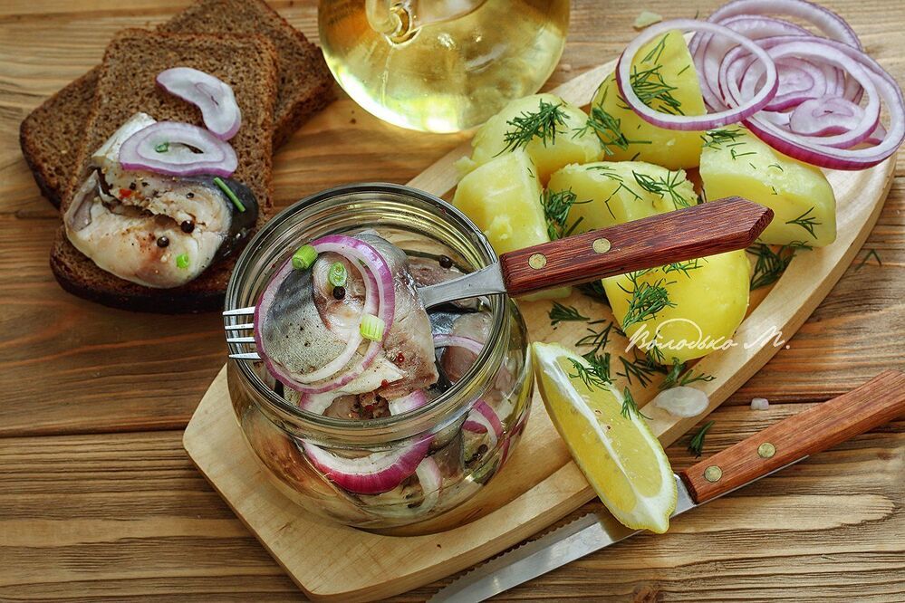 Маринованная скумбрия с молодым картофелем и  пивом