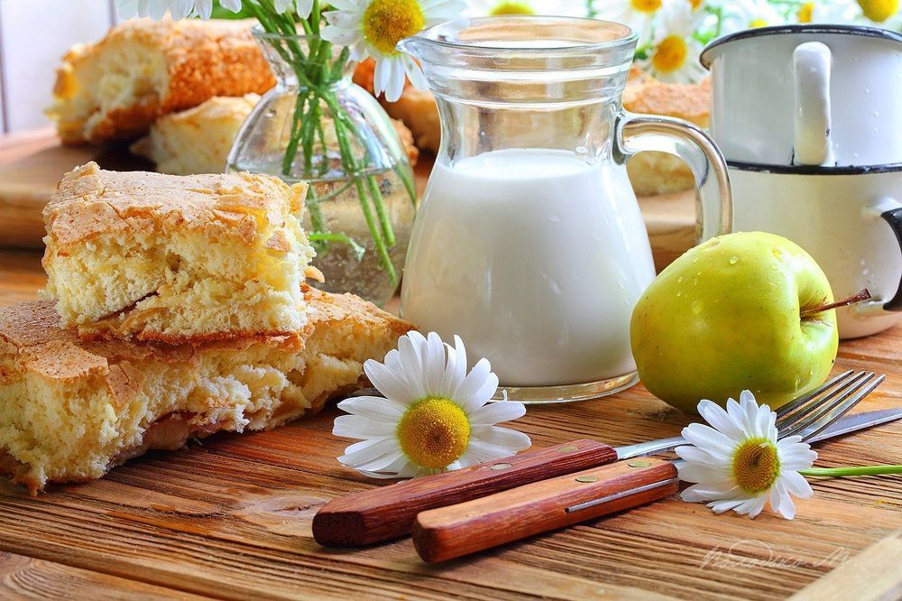 Шарлотка с молоком