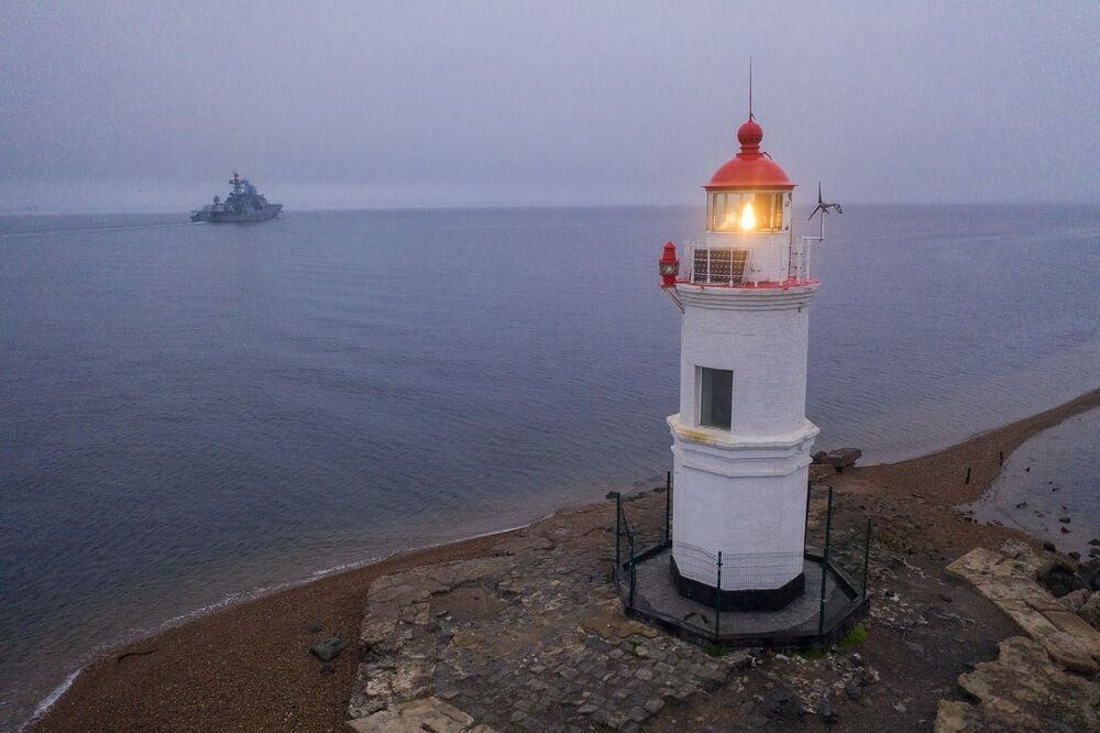 Три приморских маяка