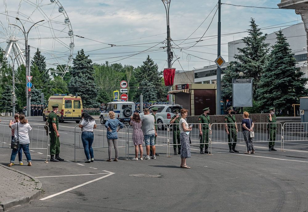 народ и армия едины (ну или по разную сторону ограждения)