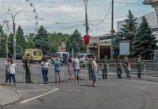 народ и армия едины (ну или по разную сторону ограждения)