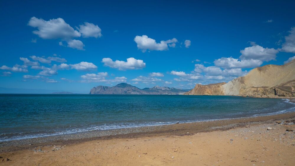 На море
