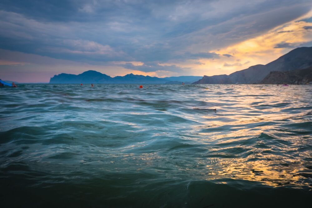 На море