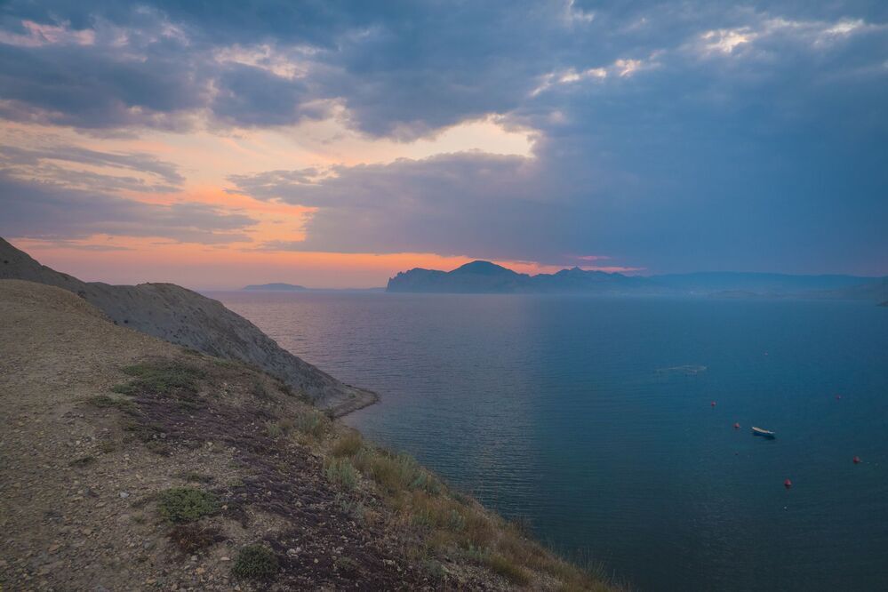 На море