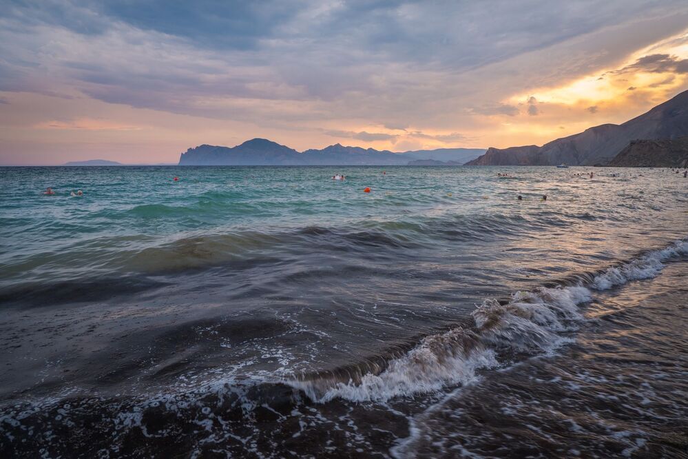 На море