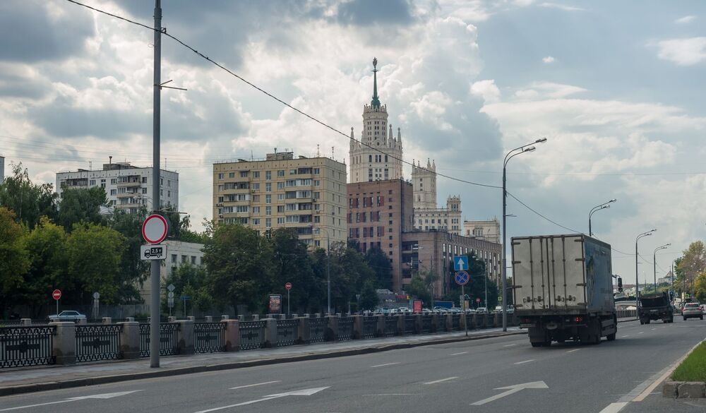 А я еду, не шагаю, а я еду по Москве