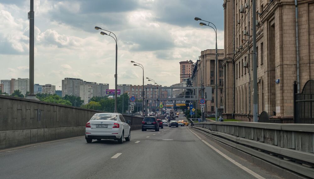 А я еду, не шагаю, а я еду по Москве