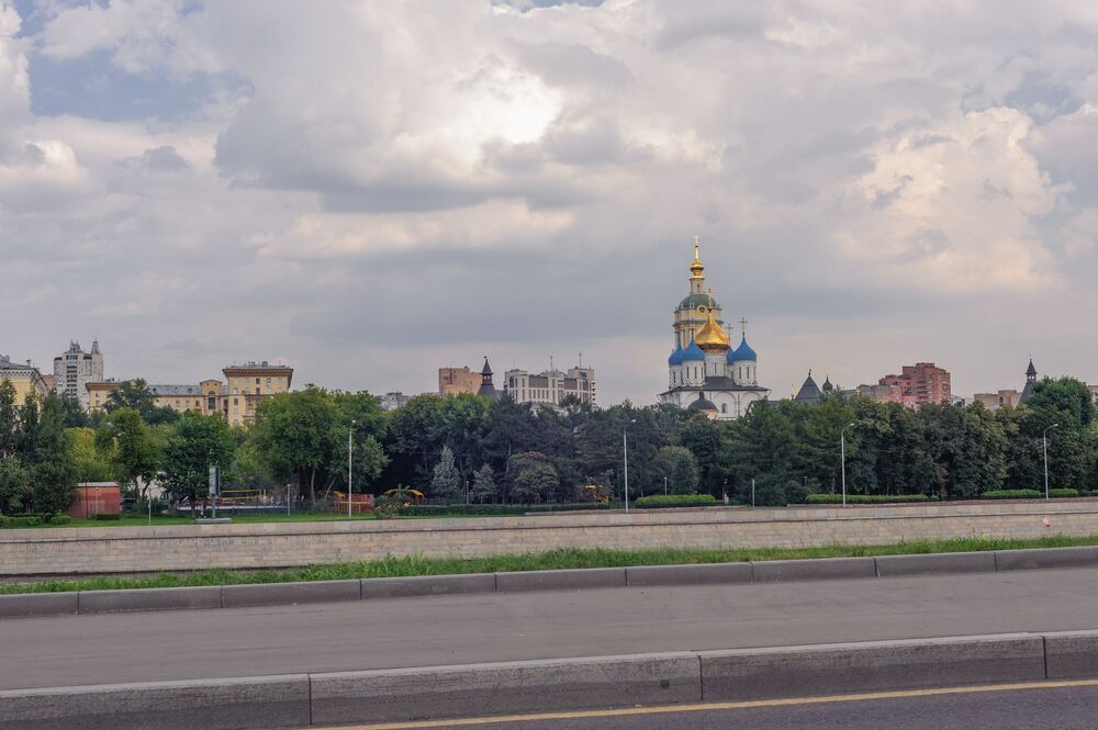 А я еду, не шагаю, а я еду по Москве