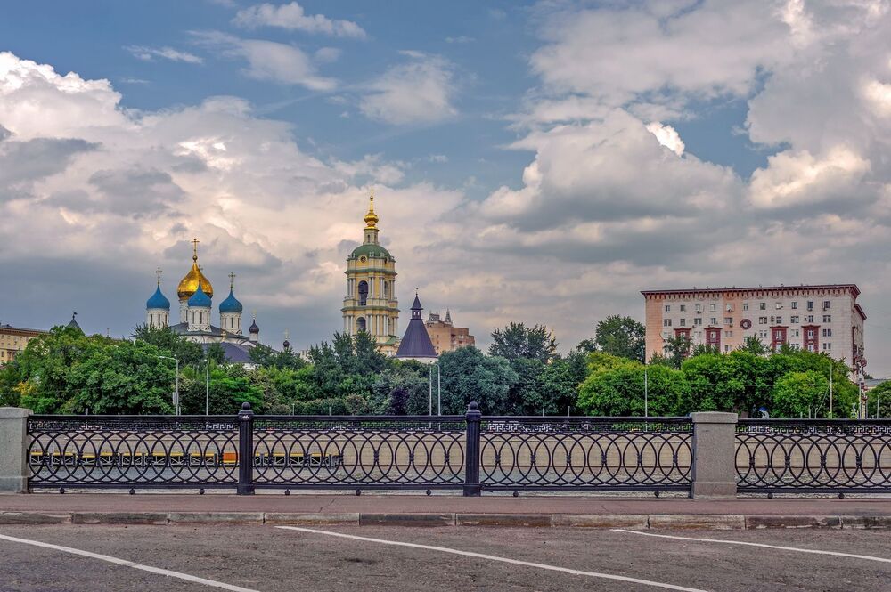 А я еду, не шагаю, а я еду по Москве