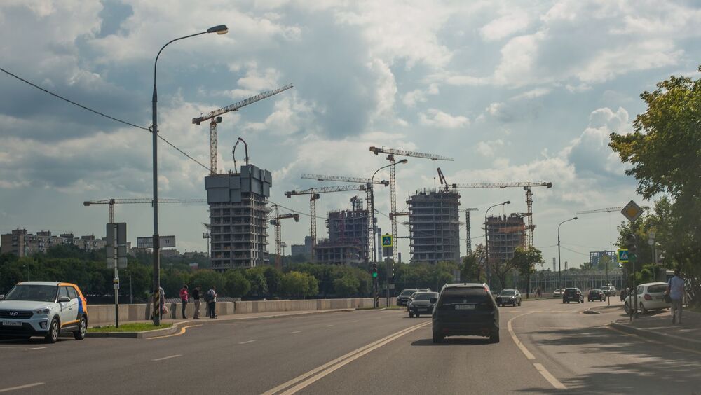 А я еду, не шагаю, а я еду по Москве