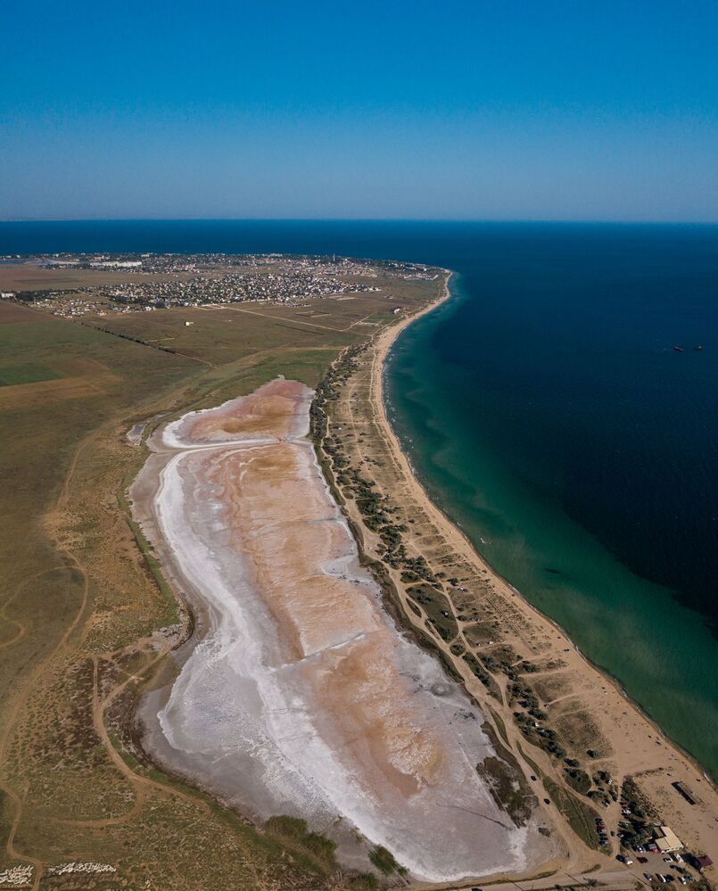 Республика Крым, с.Молочное,Радиотелескоп П-2500 (РТ-70) и небольшие розовые озёра: Галгасское, Солёное и Конрад