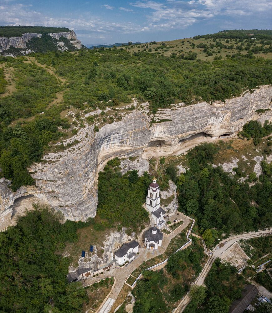 Республика Крым, г. Бахчисарай и Успе́нский Анаста́сиевский пещерный монасты́рь