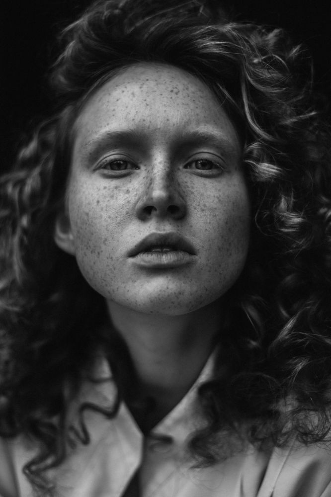 фото: Марина Щеглова в кадре: Арина Бикбулатова  #sheglovaphoto #фотографмаринащеглова #фотографмосква #москва #портрет #portrait #bnw #bnwphoto #bnwphotography #bnwportrait #moscow
