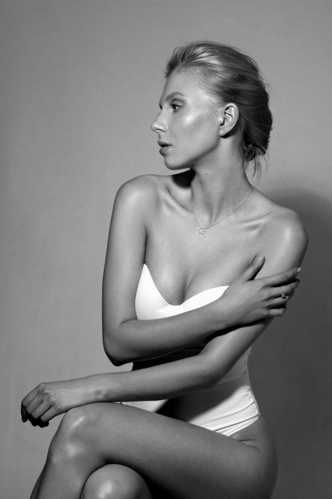 Анна в черно-белом.
