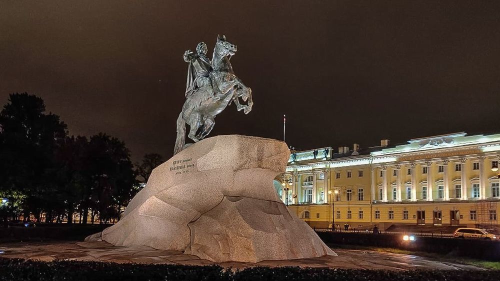 С мобилой по вечернему Питеру