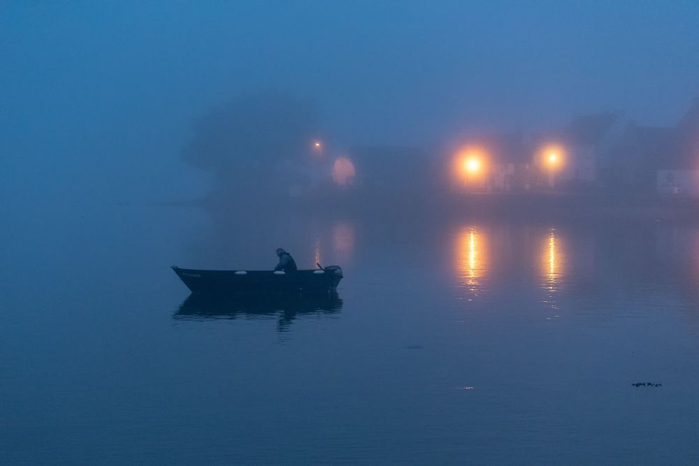 Les pêcheurs partent dans la brume