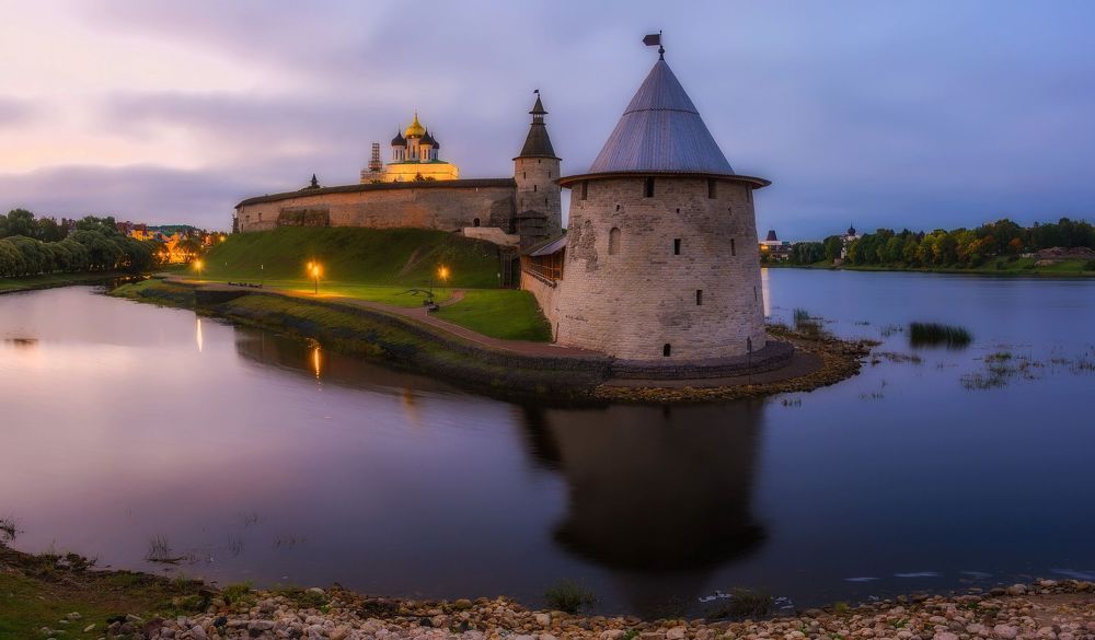 Псковский кремль (Кром) встречает рассвет