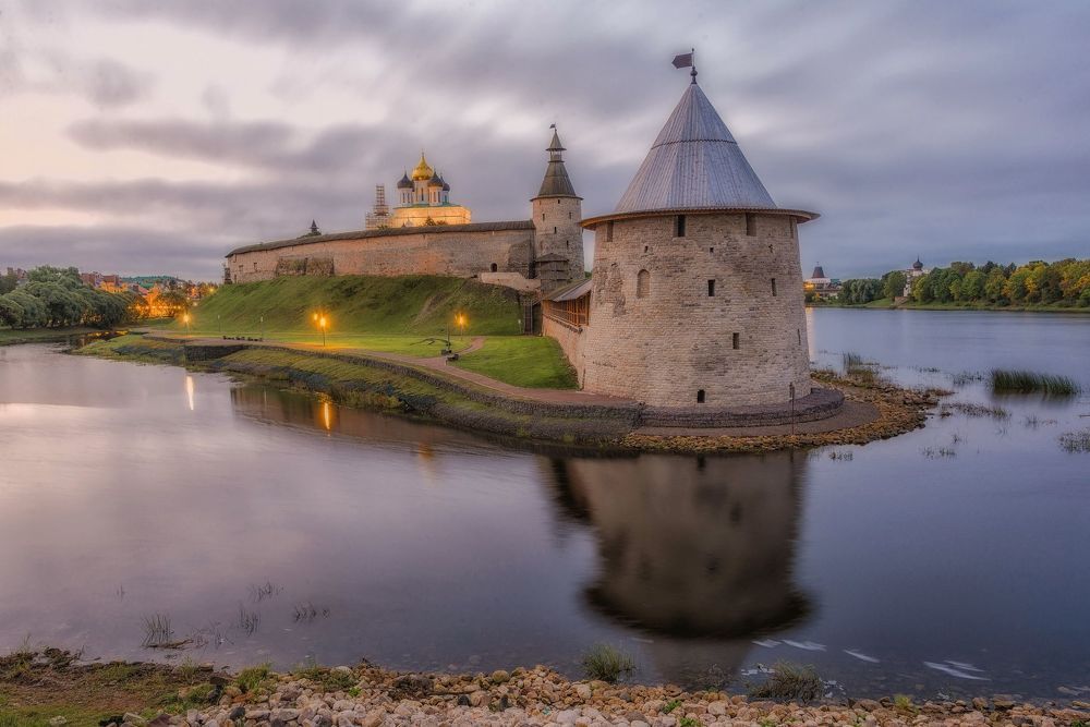 Псковский кремль (Кром) встречает рассвет