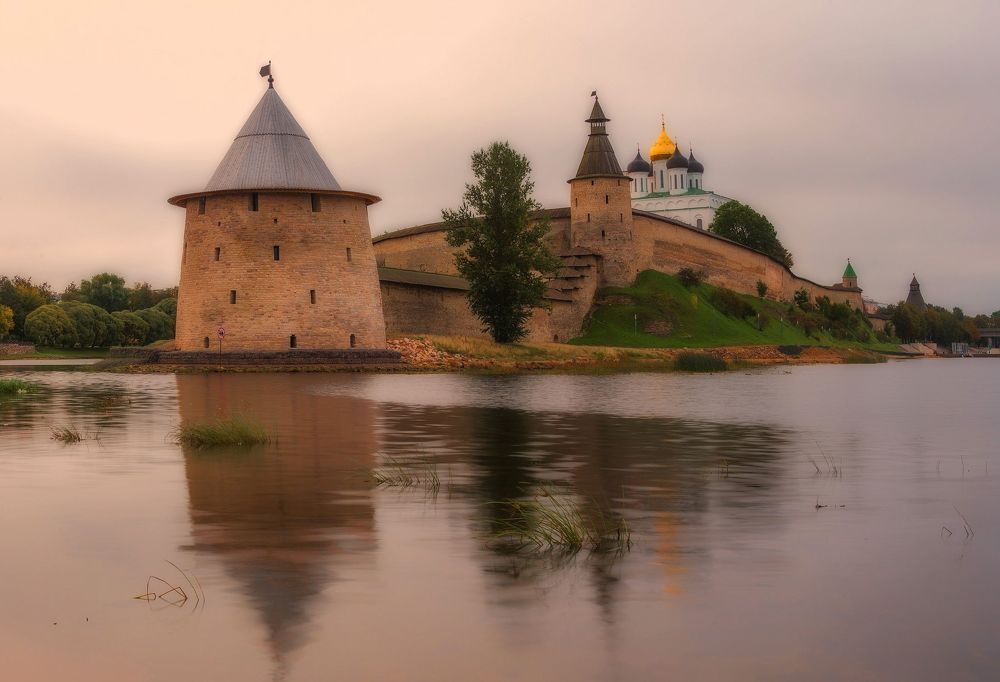 Псковский кремль (Кром) встречает рассвет