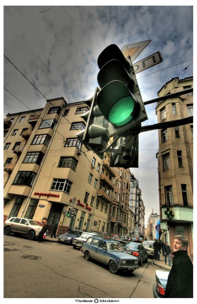 Москва, светофор на зелёном.