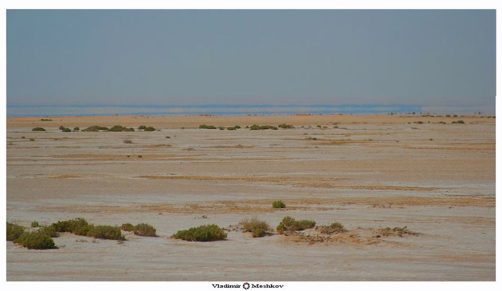 Сахара (араб. صحراء, фр. Sahara) .
Перед Вами Фата мартана. Мираж. Озеро в пустыне.
