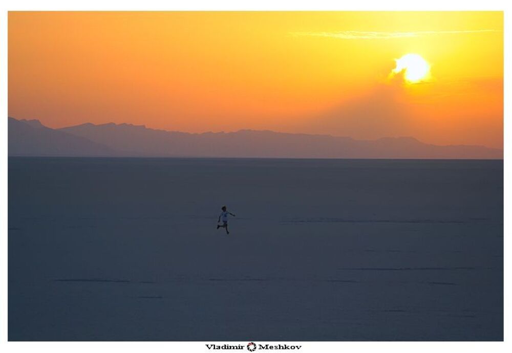 Сахара (араб. صحراء&lrm;&lrm;, фр. Sahara).


             Ландшафт
         Ландшафт Сахары очень разнообразен. Большую часть её территории (до 70 %) занимают равнинные глинистые сериры, галечные реги и каменистые плато (хамада) высотой ниже 500 м, опускающиеся до 200 м в прибрежных районах. Горные выступы наиболее высоки в Центральной Сахаре &mdash; нагорья Тибести (вулкан Эми-Куси, 3415 м) и Ахаггар (гора Тахат, 3003 м). Эти районы несут следы активного вулканизма времён неогена и антропогена и расчленены глубокими долинами (ширина до 30 км, длина до 400 км) с сухими руслами древних рек. Вокруг нагорий протягиваются куэстовые гряды высотой до 1000 м и ступенчатые плато Ифорас (до 728 м), Аир (до 1900 м), Эннеди (до 1310 м), Тадемаит и другие. Заметной особенностью равнинных районов является пустынный загар &mdash; ферромарганцевая чёрная плёнка, покрывающая горные породы. Сахарские плато в основном состоят из выветренных пород, как, например алжирское плато Тадемаит.
