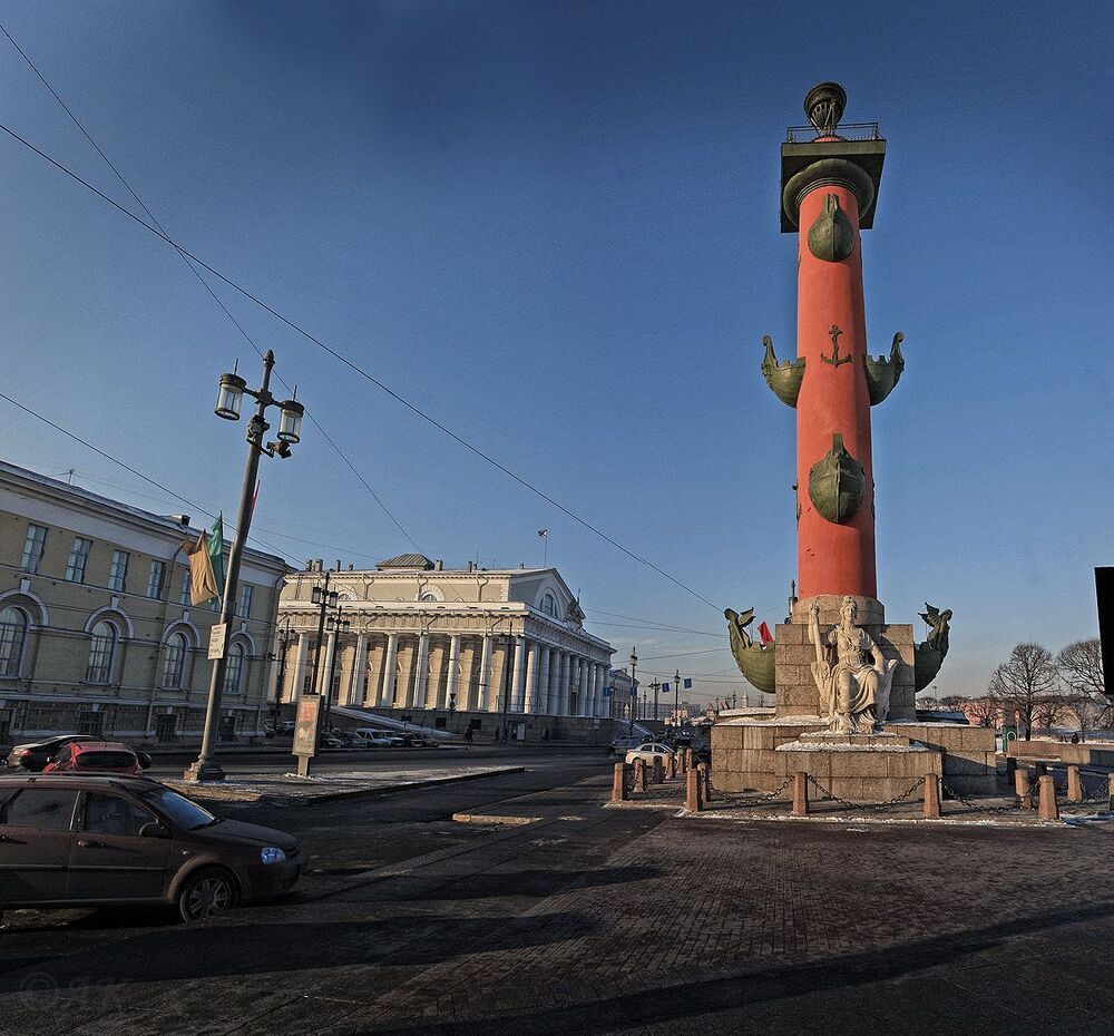 Ростральная колонна.
Ростральные колонны сегодня являются неотъемлемой частью ансамбля Стрелки Васильевского острова. Построены они по проекту Тома де Томона одновременно со зданием Биржи в 1805-1810 годах. 

На стволах колонн укреплены металлические изображения ростр - носовых частей кораблей, отсюда и их название. Кирпичная кладка Ростральных колонн и каменотёсные работы были выполнены артелью мастера С. К. Суханова. Корабельные ростры, наяды и якоря отчеканены из меди мастерами Шаповым, Васильевым и Корольковым.
