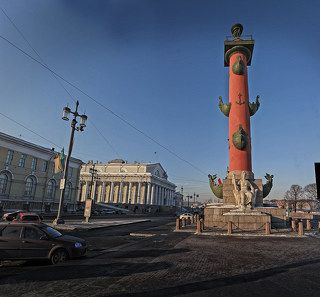 Ростральная колонна.
Ростральные колонны сегодня являются неотъемлемой частью ансамбля Стрелки Васильевского острова. Построены они по проекту Тома де Томона одновременно со зданием Биржи в 1805-1810 годах. 

На стволах колонн укреплены металлические изображения ростр - носовых частей кораблей, отсюда и их название. Кирпичная кладка Ростральных колонн и каменотёсные работы были выполнены артелью мастера С. К. Суханова. Корабельные ростры, наяды и якоря отчеканены из меди мастерами Шаповым, Васильевым и Корольковым.