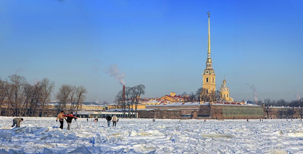 Петропавловка на Заячьем острове...
народ вовсю бегал по акватории Невы рискуя провалиться в полынь... вдоль всех берегов происходять выбросы вод на теплотрассах и в неколых местах-даже в самый сильный мороз лед не замерзает