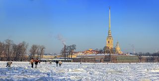 Петропавловка на Заячьем острове...
народ вовсю бегал по акватории Невы рискуя провалиться в полынь... вдоль всех берегов происходять выбросы вод на теплотрассах и в неколых местах-даже в самый сильный мороз лед не замерзает