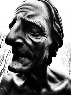 Давненько я не снимала на сотовый скульптуры... очень люблю подобные ваяния за детальность, фактуру и колорит...