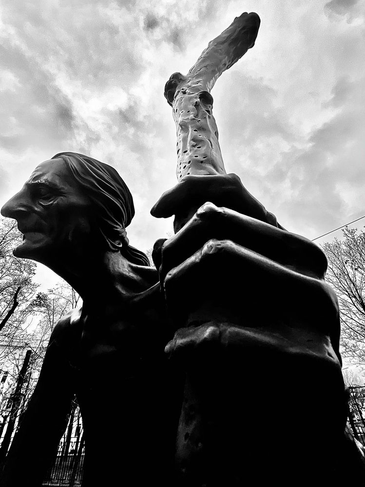 Давненько я не снимала на сотовый скульптуры... очень люблю подобные ваяния за детальность, фактуру и колорит...