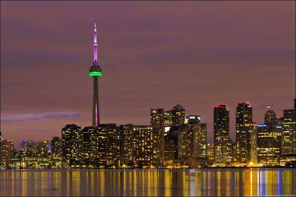 CN Tower переливается цветами