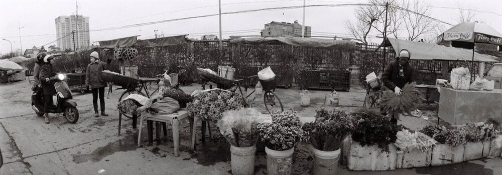 Late aftenoon in Quang Ba flower market.