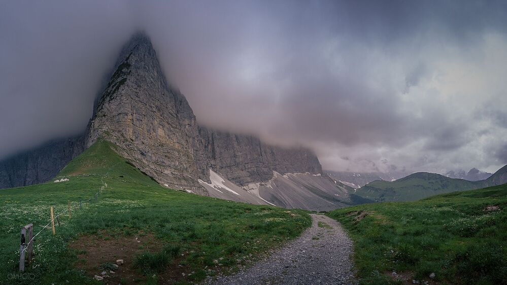 В районе Фалкенхютте (Falkenh&uuml;tte). Гора Гамзенйох (Gamsenjoch) задержала грозовой фронт. Туча только накрыла гору, но дальше не прошла (к нашему счастью - укрываться там от грозы особо не где :) )