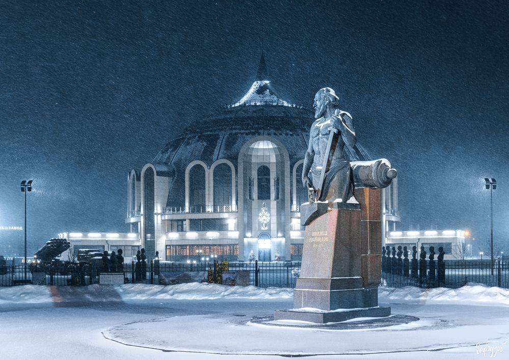 Памятник Демидову в Туле