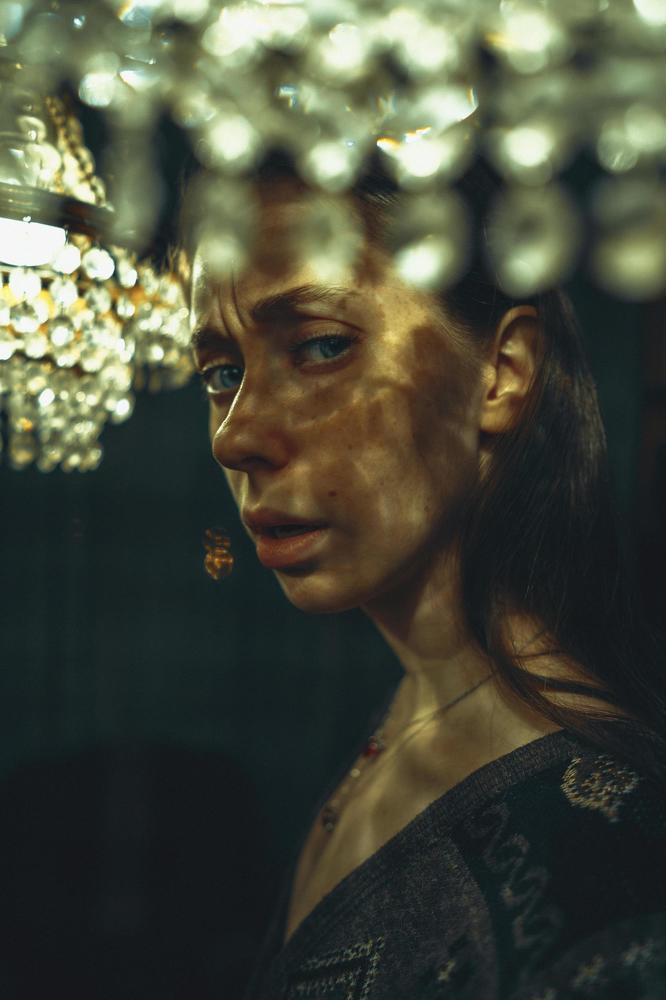 GLARES OF VINTAGE CHANDELIER