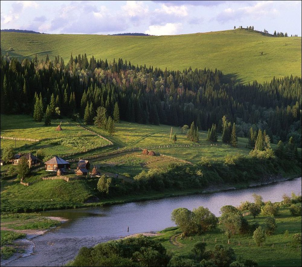Кончался летний день.