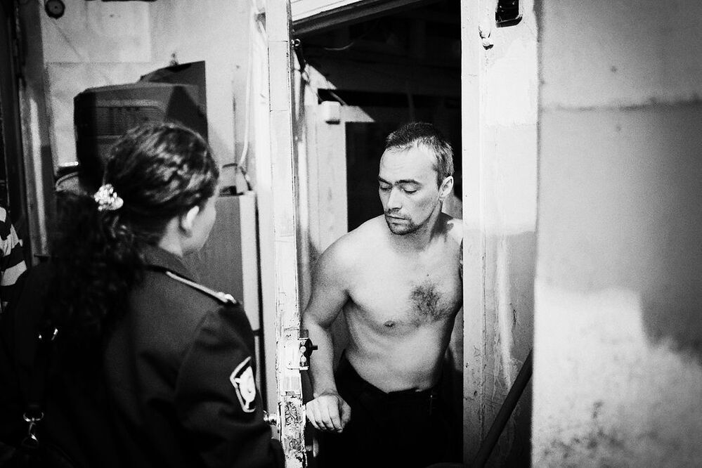 Папа сдал детей в детдом. В маленькой комнате живут 4 человека, детям места нет...
