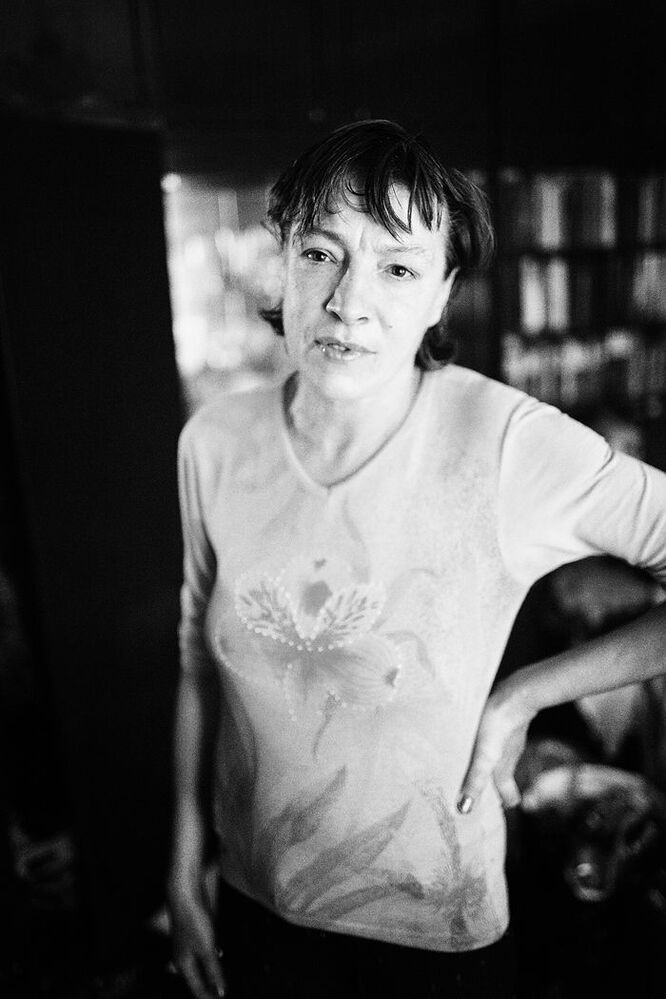 "Знатная черничница". Бухает неделями, дочь с отцом живут в другой комнате, переехать не могут - некуда.