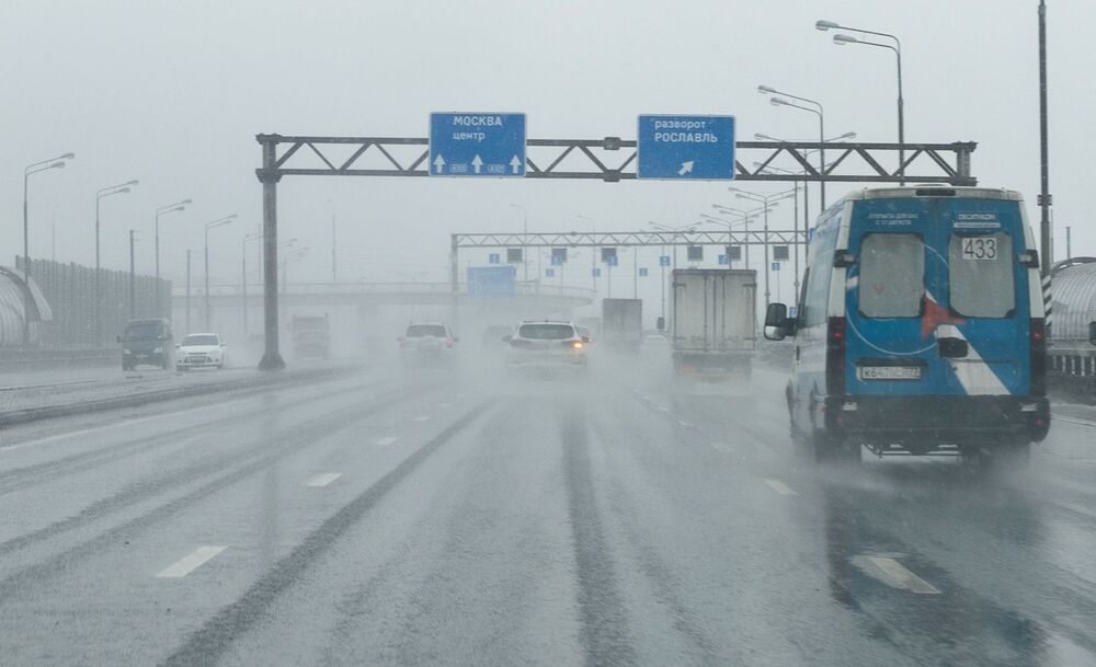 По мокрой Москве