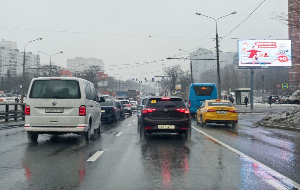 По мокрой Москве