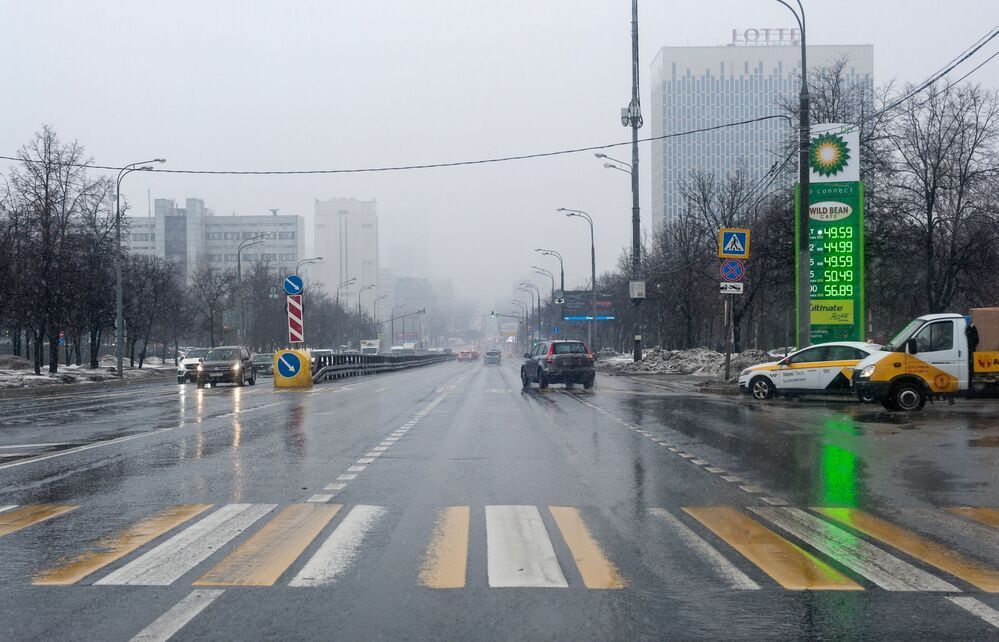 По мокрой Москве