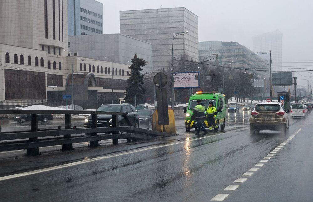 По мокрой Москве