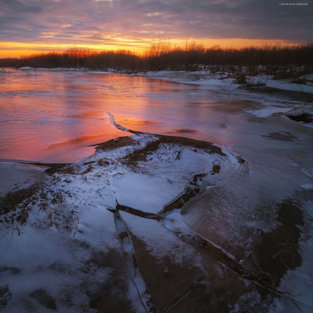 Берега реки, скованные льдом.