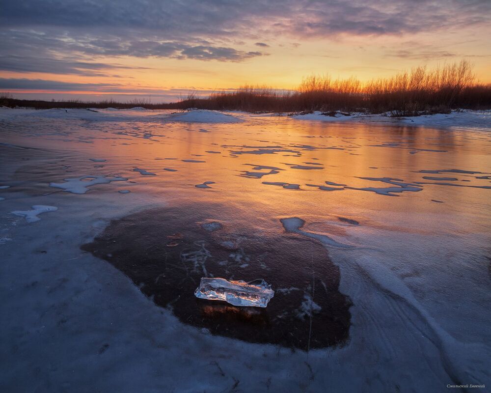 Берега реки, скованные льдом.